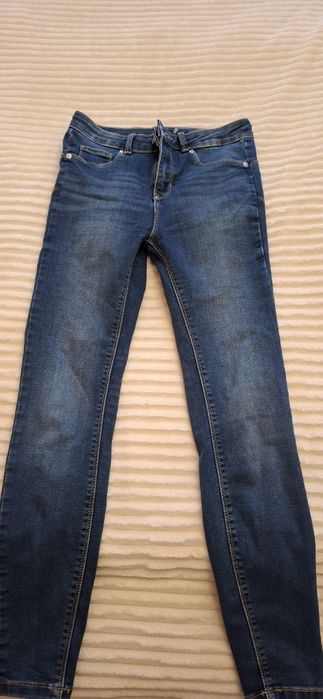 Jeansy w rozmiarze 28.