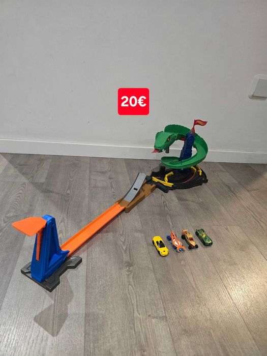 Pista Hotwheels e quatro carrinhos