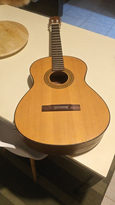 Guitarra clássica sem cordas.