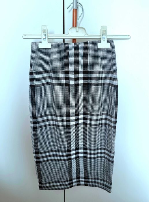 Saia midi justa com padrão branco e preto Primark,tam 32 - nunca usada