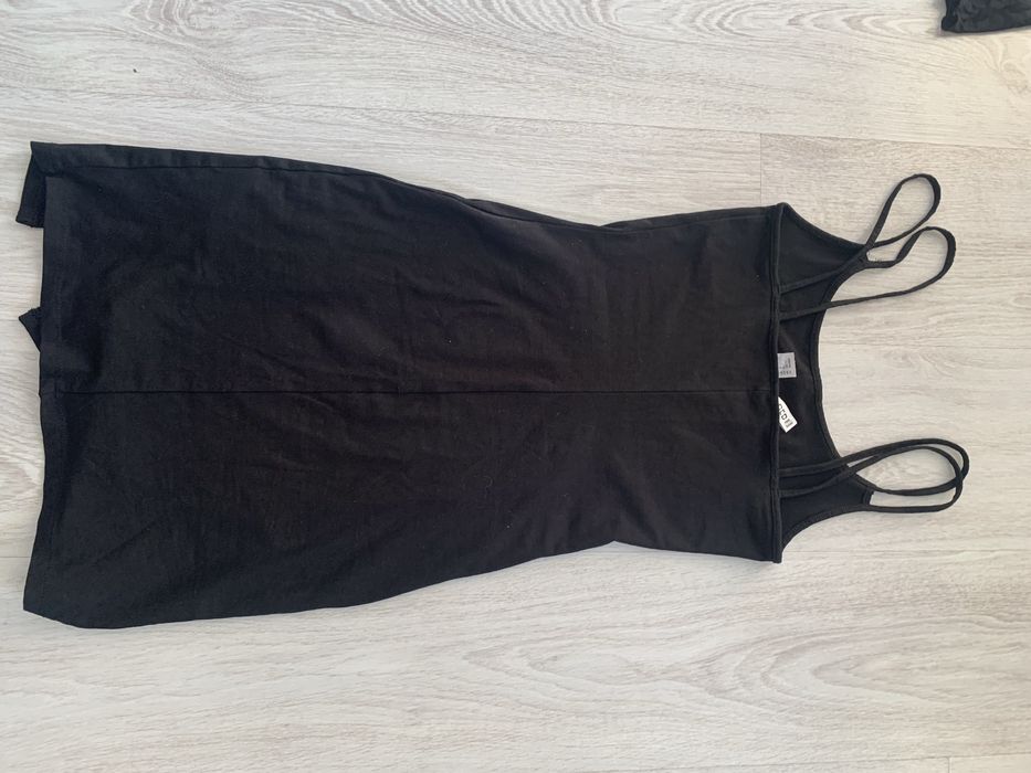 Mała czarna na ramiączkach