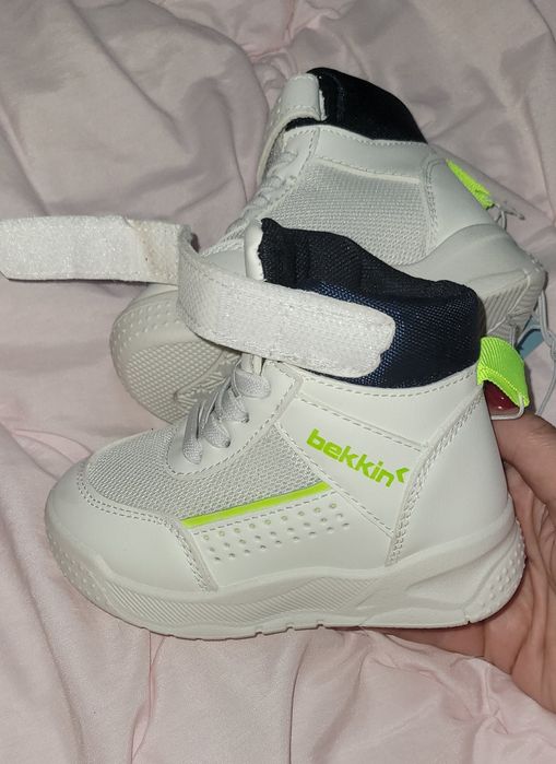 Кроссовки высокие р.22