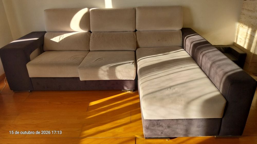 Sofá com chaise longue e arrumação