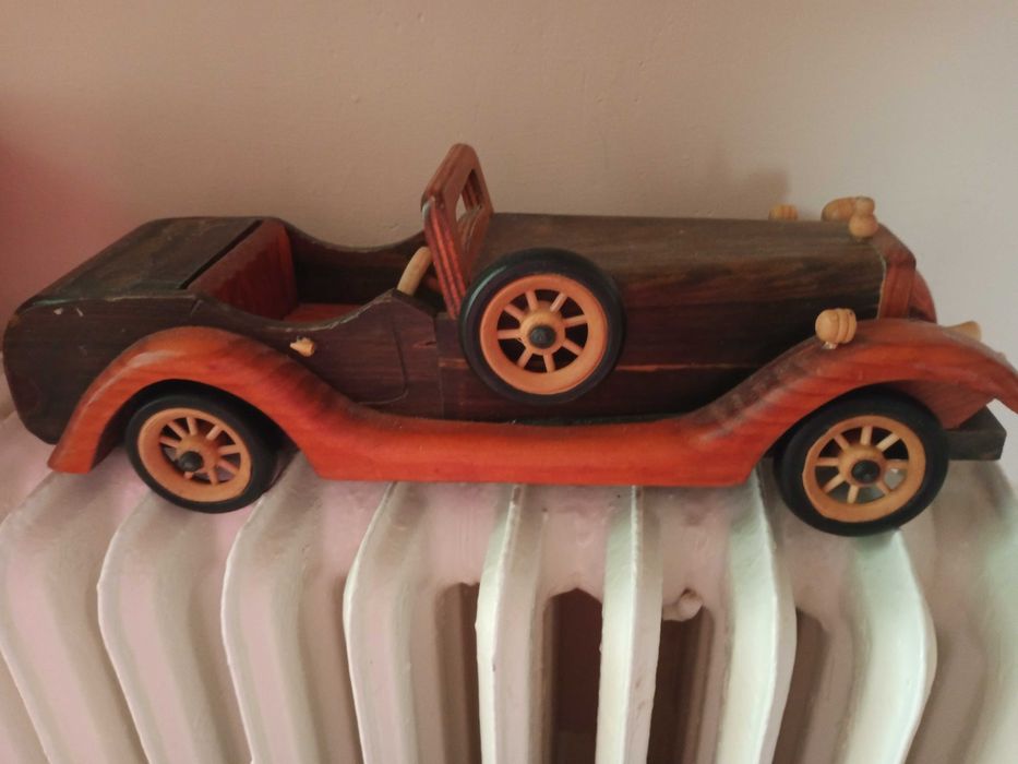 drewniany model samochodu