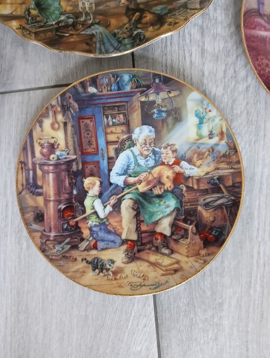 Świąteczne porcelanowe talerze na ścianę.