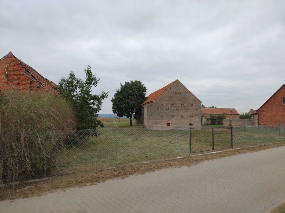 Działka 1100m² budynek gospodarczy 172m²