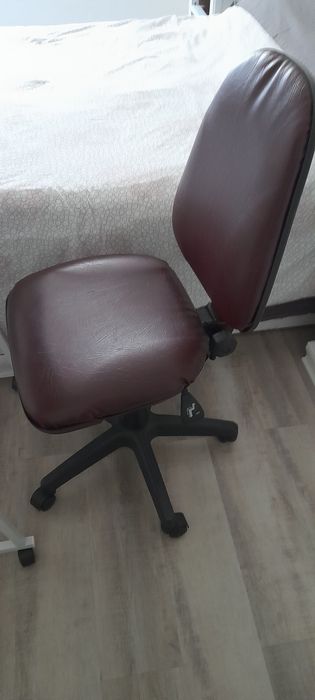 Secretária e cadeira forrada