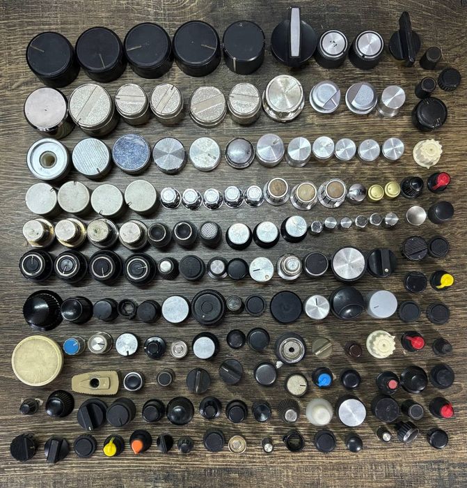 Кнопки, ручки на потенциометри для магнітофонів та підсилювачів.