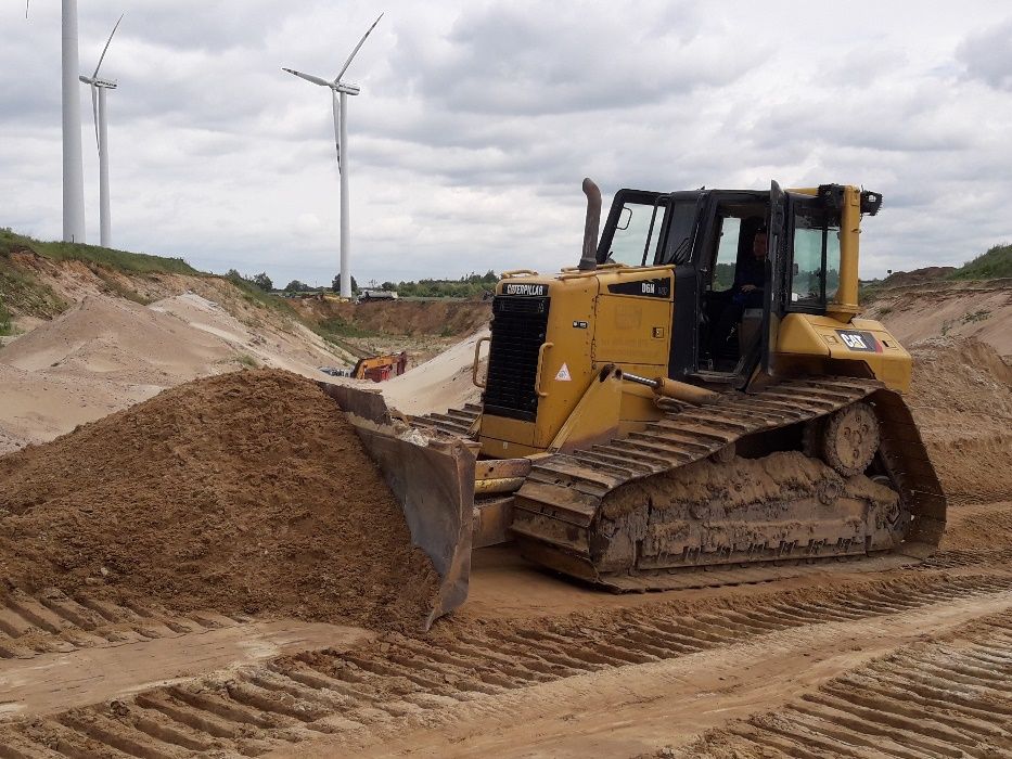 Niwelacja terenu, prace ziemne, spych, cat, koparka, walec, równiarka