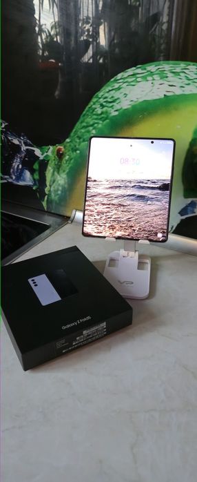 Продам крутейшый, почти новый телефон Samsung Galaxy Fold5 12/512GB Ic