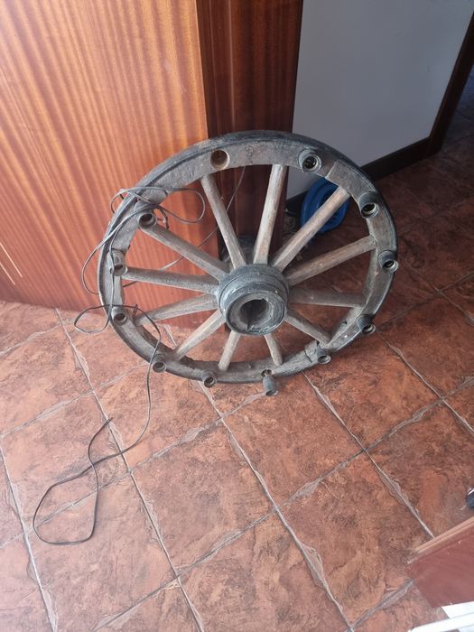 Roda transformada em candeeiro