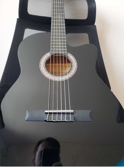 классическая гитара черная с вырезом полноразмерная