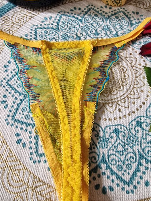 Seksowne koronkowe stringi damskie motylek.