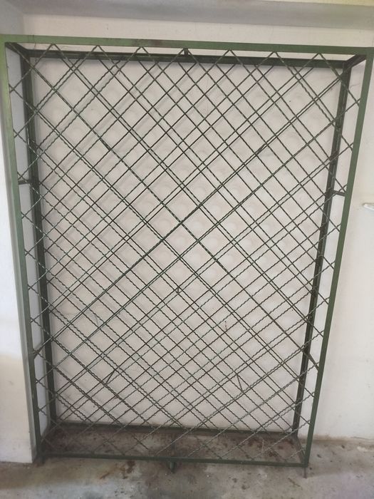 Garrafeira Metálica para 150 garrafas..