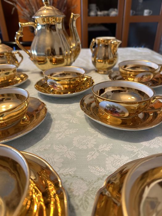 Magnífico Serviço de Chá Artibus Portugal – Porcelana Dourada e Cenas Galantes  15 Peças (Quinze)