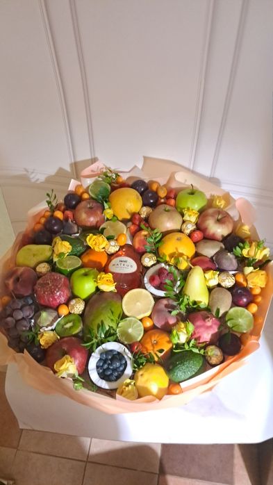 Подарочная корзина, букет и ящик с фруктами