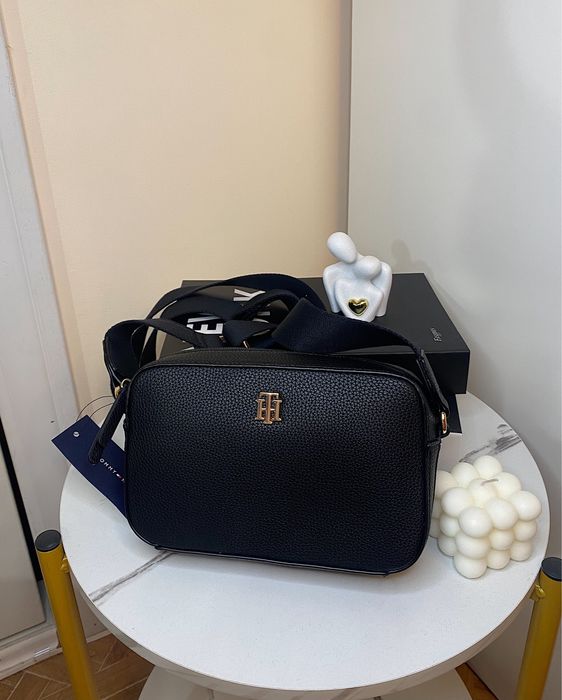 Жіноча кросбоді сумка Tommy Hilfiger чорного кольору