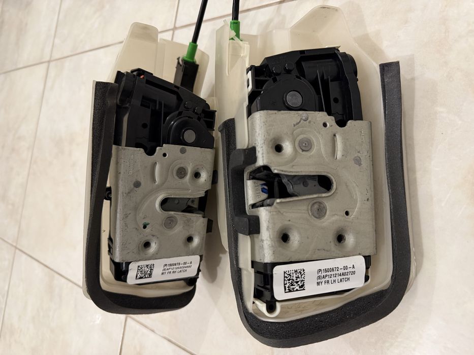 Замки дверей Tesla Y, передні (1500672-00-А,1500673-00-А)