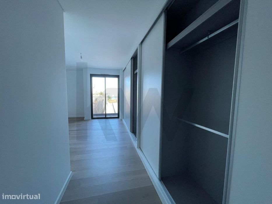 Apartamento T3 Caniço c/ jardim privativo e logradouro c/ vista mar