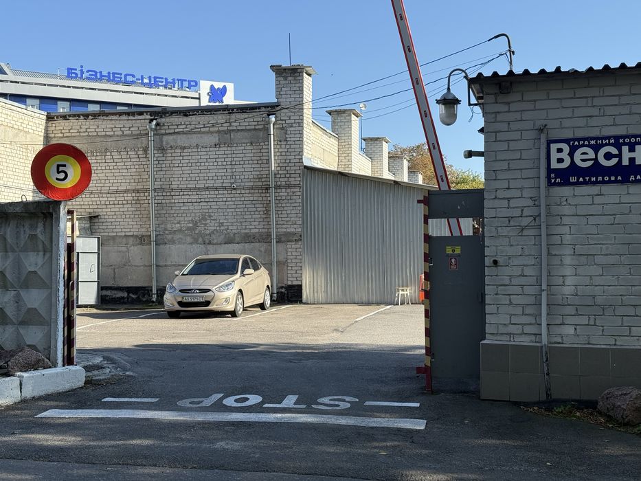 Продам паркоместо под навесом ул. Шатилова дача 1