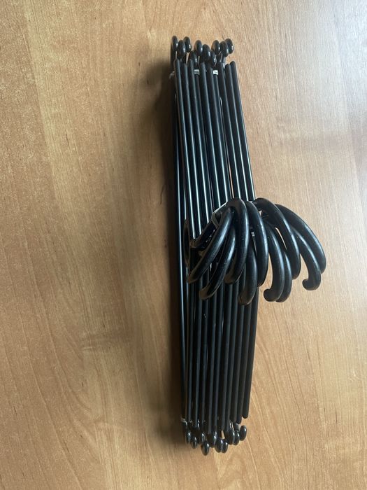 10 czarnych wieszaków ubraniowych obrotowych plastikowych