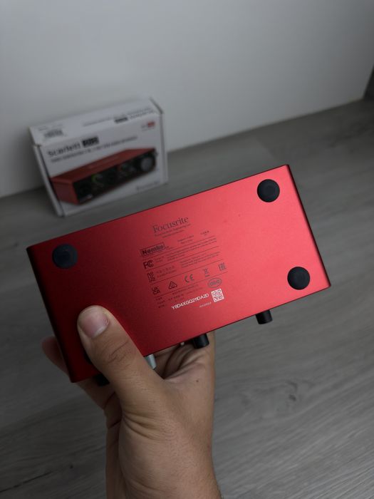 Focusrite Scarlett 2i2 3rd Gen — Excelente Estado