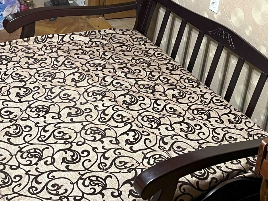 Диван зменшеної довжини, дерев'яний каркас, розкладний уперед, шухляда