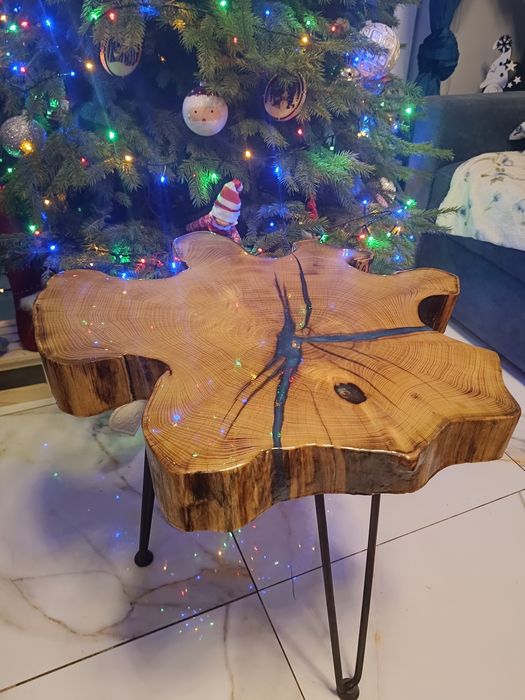 Stolik kawowy z akacji 56×51 cm, blat 7 cm, żywica z figurką, unikat