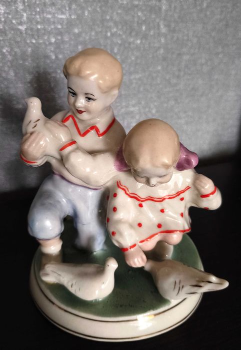 Статуетка порцелянова "Діти з голубами"