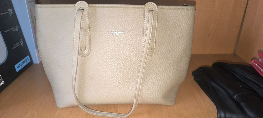 Отдам бесплатно сумку и кожаные штаны