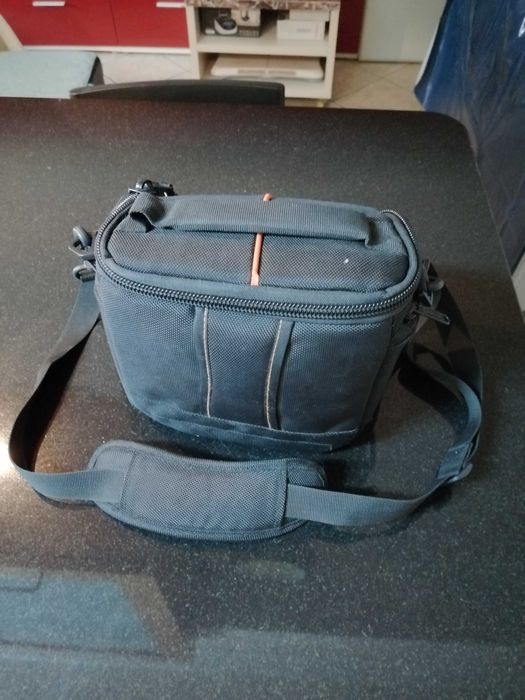 Câmara CANON EOS 550D, objectiª TAMRON AF18-200mm F/3.5-6.3 XR, estojo