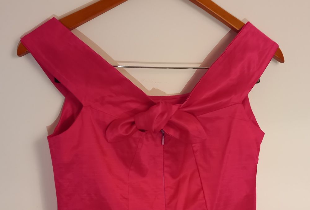 Vestido curto fúcsia, tam S, decote em barco, marca Rafthi