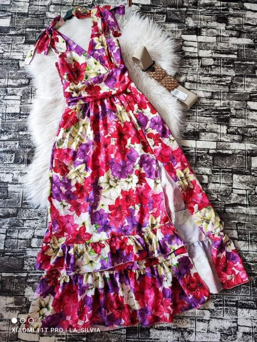 Sukienka w kwiaty wiązane ramiączka