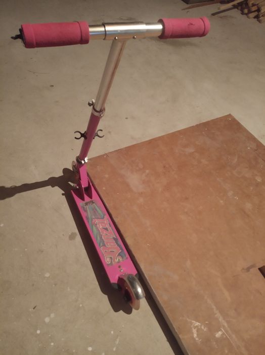 Дитячий        самокат.