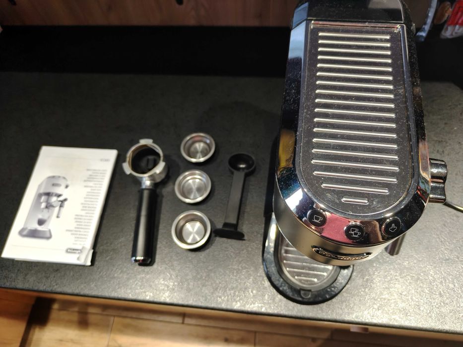 Ekspres DELONGHI Dedica Style EC685.BK