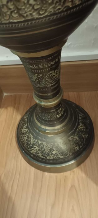 Jarrão em latão esculpido estilo árabe.