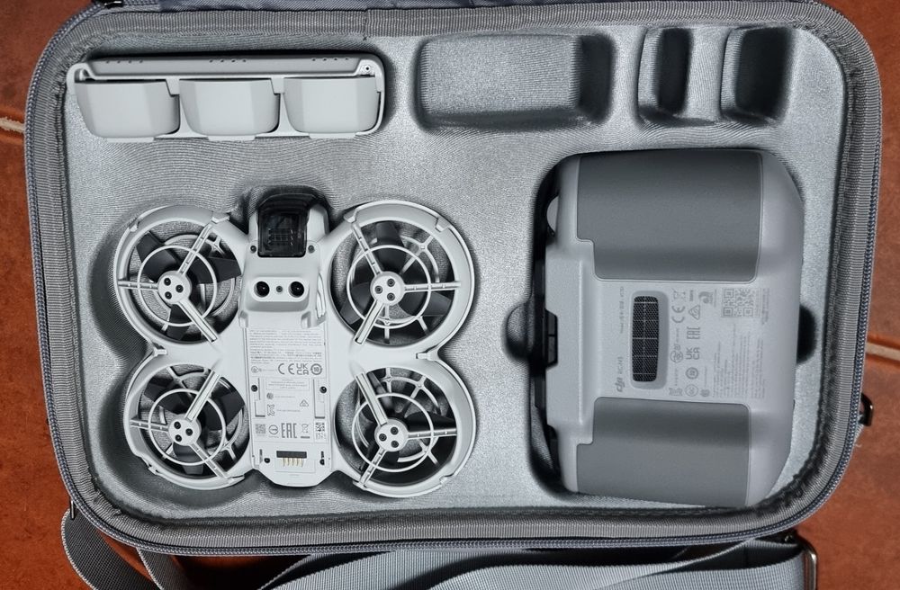Drone DJI Neo, comando, 3 baterias e mala