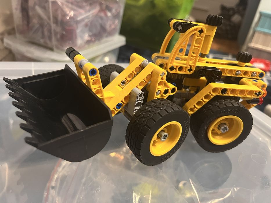 Ladowarka 42023 technic lego