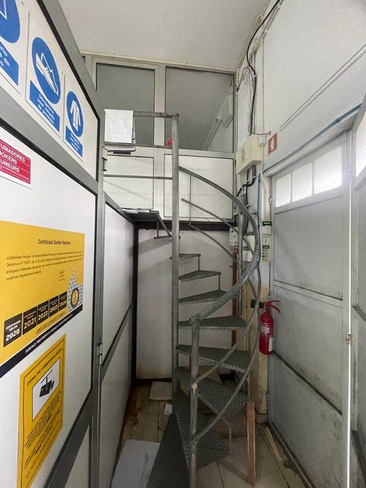 Aluga-se armazém em Mesão Frio, Guimarães (150m2)