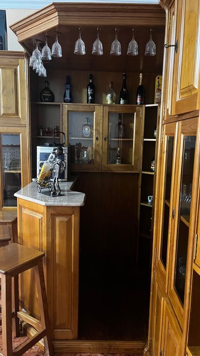 Bar em madeira de ótima qualidade