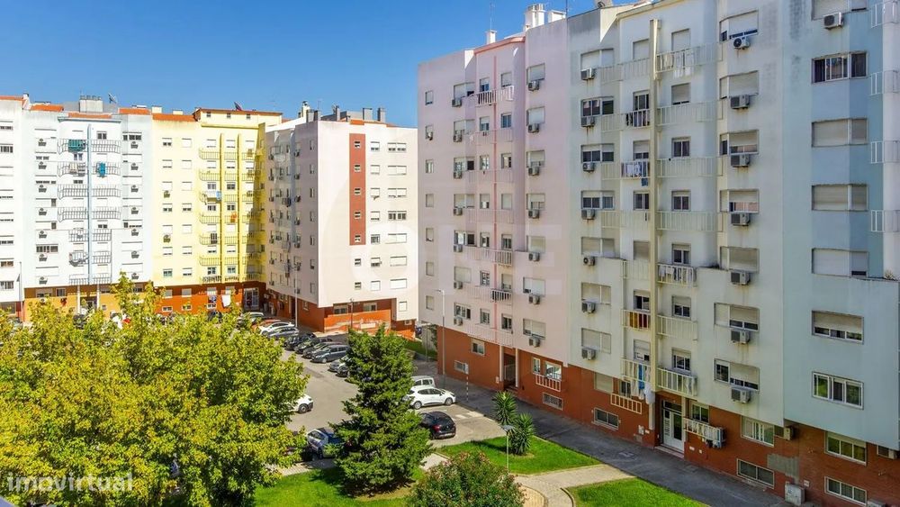T2 remodelado e com 2 Wcs em Santa Marta do Pinhal, Corroios,