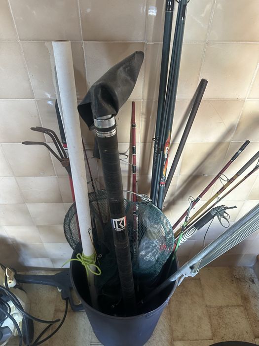Conjunto de pesca (10 carretos, varias canas e acessorios)