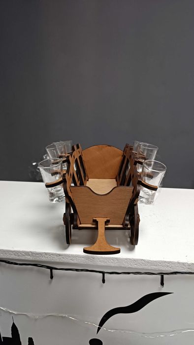 Дерев'яний сувенір у вигляді возика