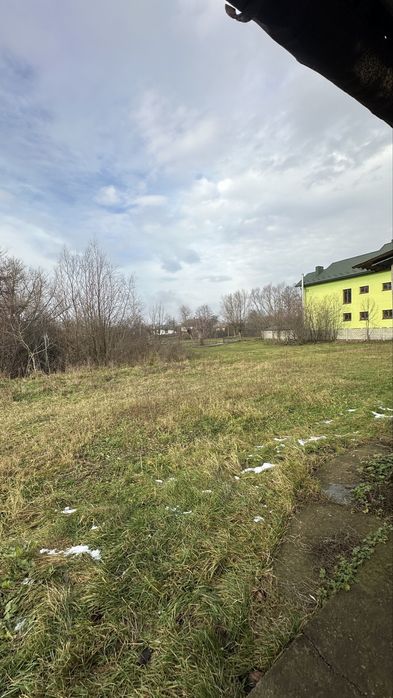 Продаж будинку, поруч з містом