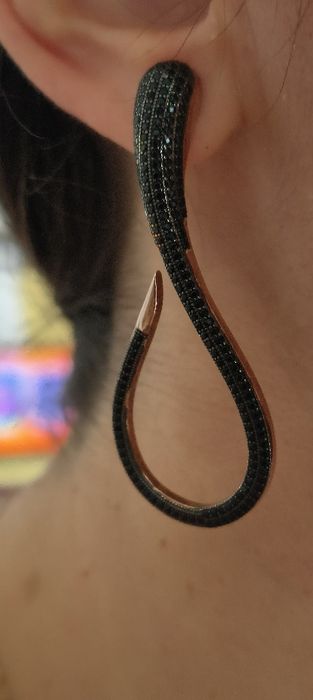 Brincos cobra em prata com zircónias pretas