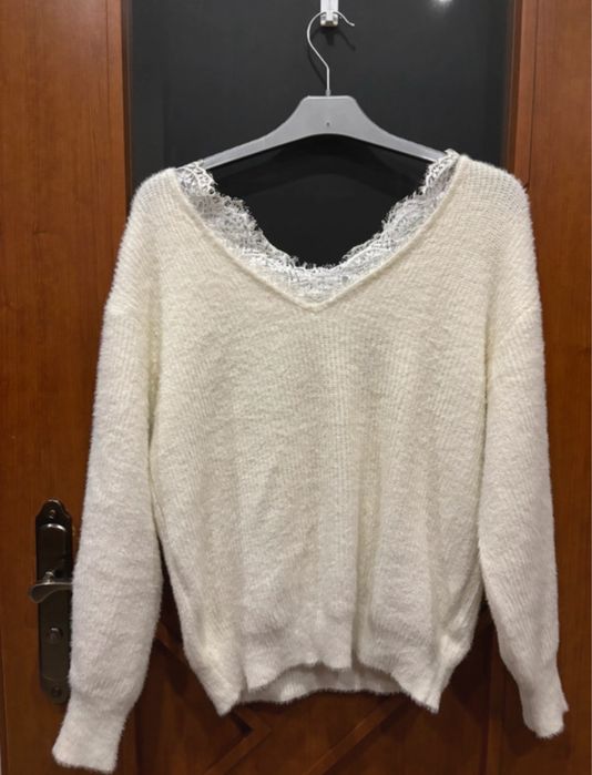 Ciepły smietankowy sweterek z koronką