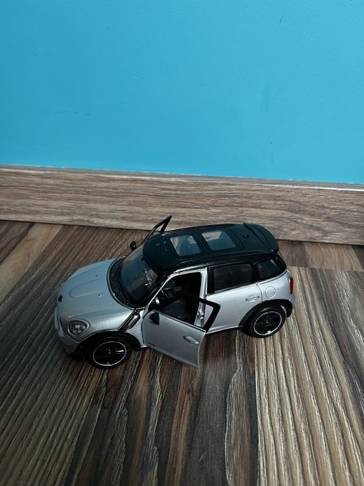 Mini Cooper ALL4 samochodzik kokekcjonerski skala 1/24