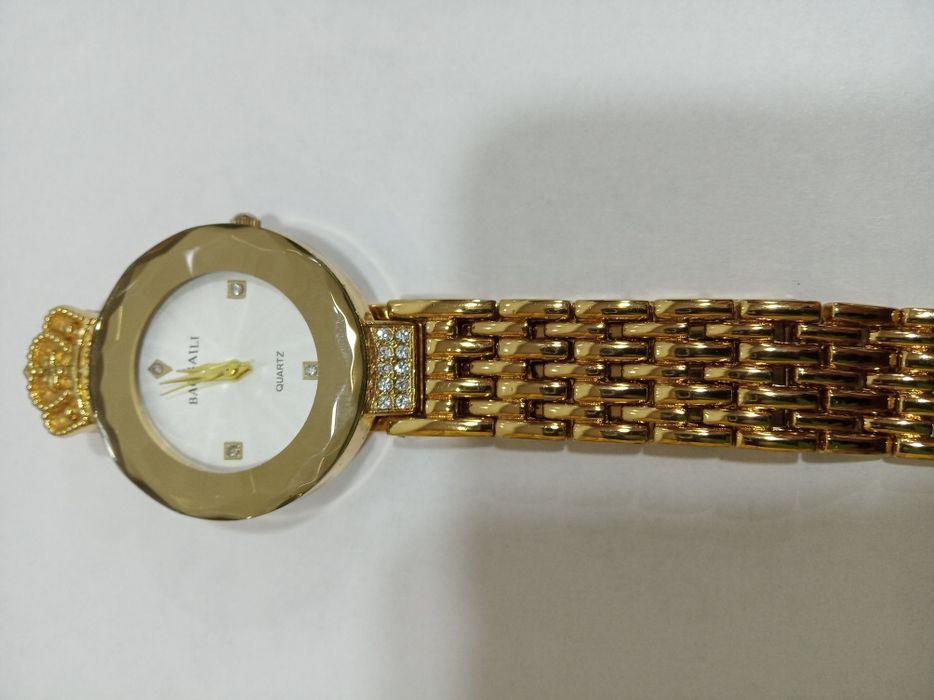 часы наручные женские с камушками Сваровски