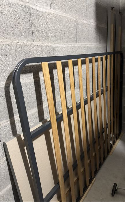 Cama de casal IKEA com estrado e mesas de cabeceira
