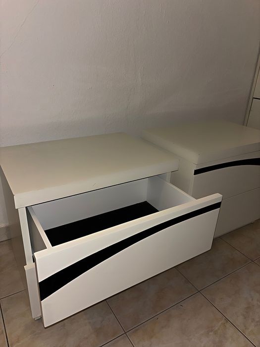 Conjunto de cama, colchão, mesa de cabeceira, comoda e espelho